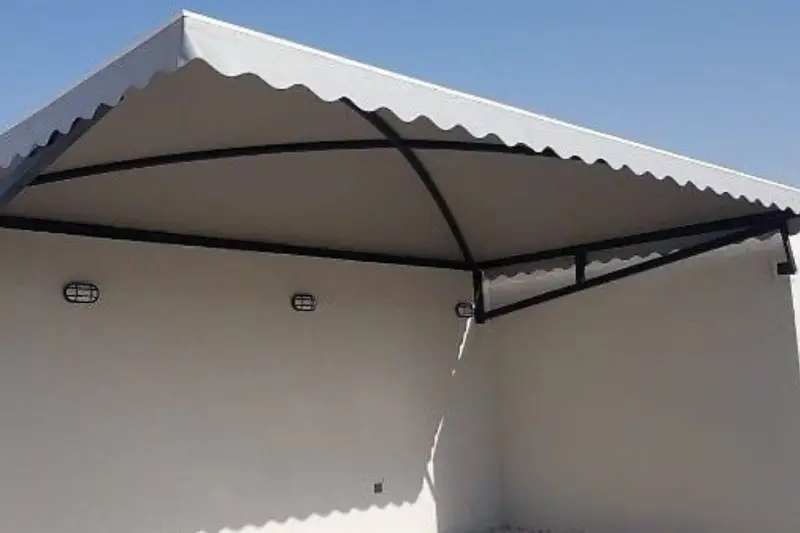 مظلة مواقف في الأحساء — تنفيذ خبراء الهناجر والبناء